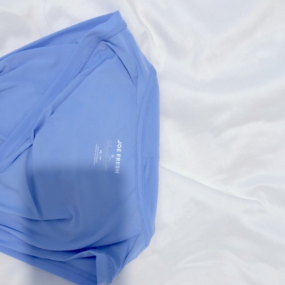 This is on perfect condition, and is an amazing summer/spring tank top. - Picture 4 of 4